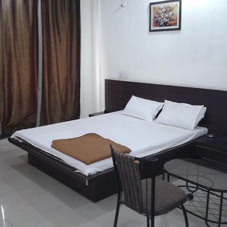 โอม พาเลซ Hotel โลนาวาลา ภายนอก รูปภาพ